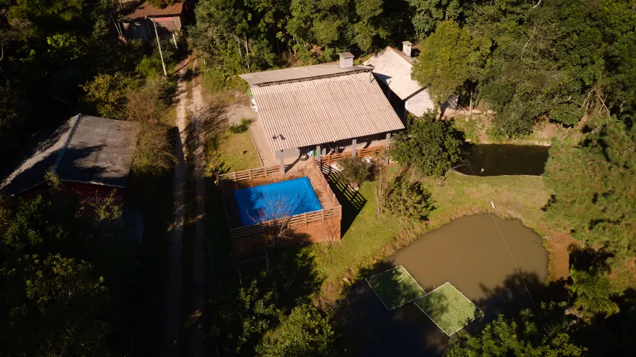 Casa com piscina e lago