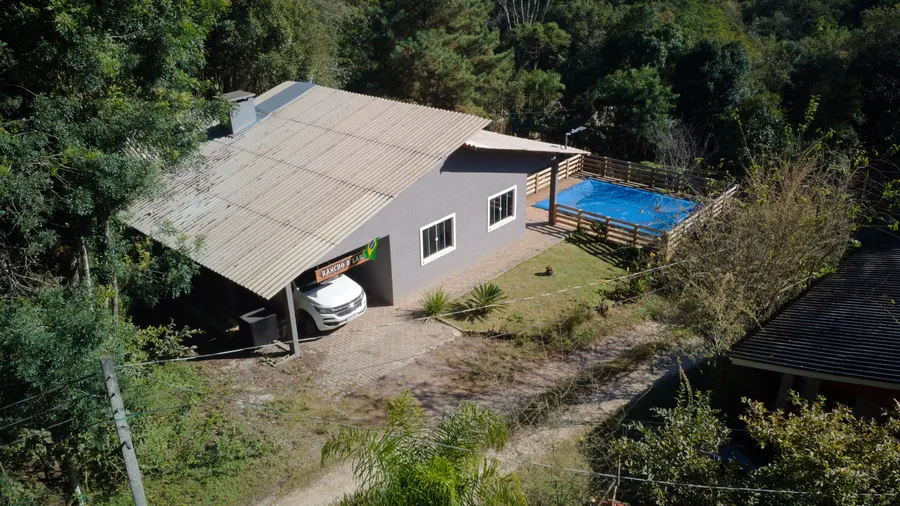 Casa com piscina em perspectiva lateral