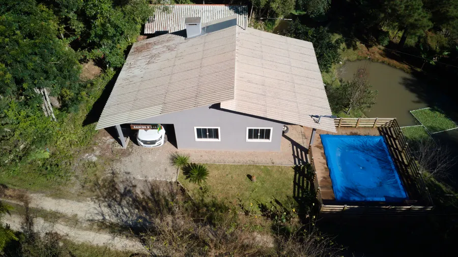 Casa com piscina vista de cima