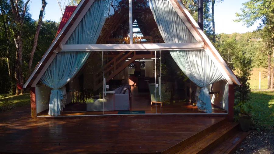 Fachada do chalé A-frame