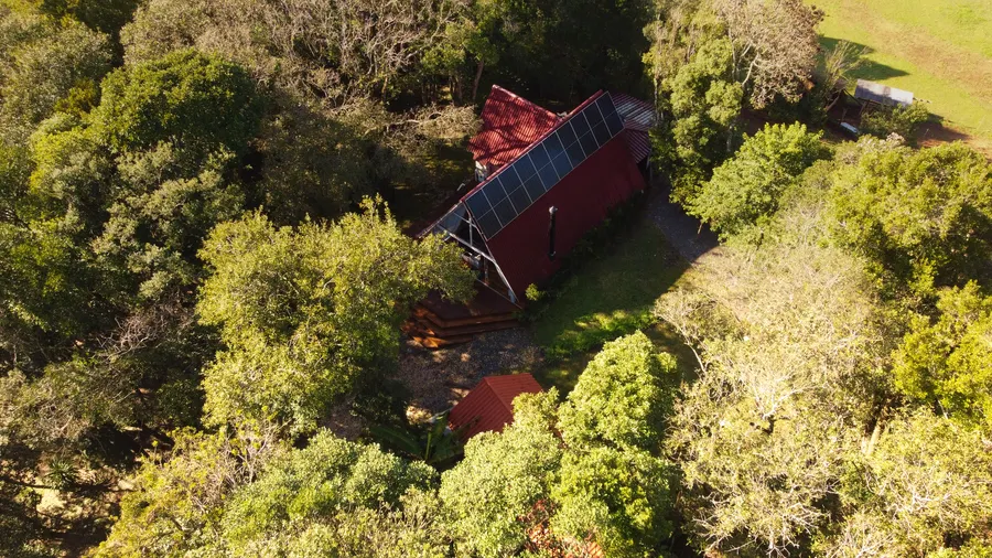 Chalé A-frame entre árvores