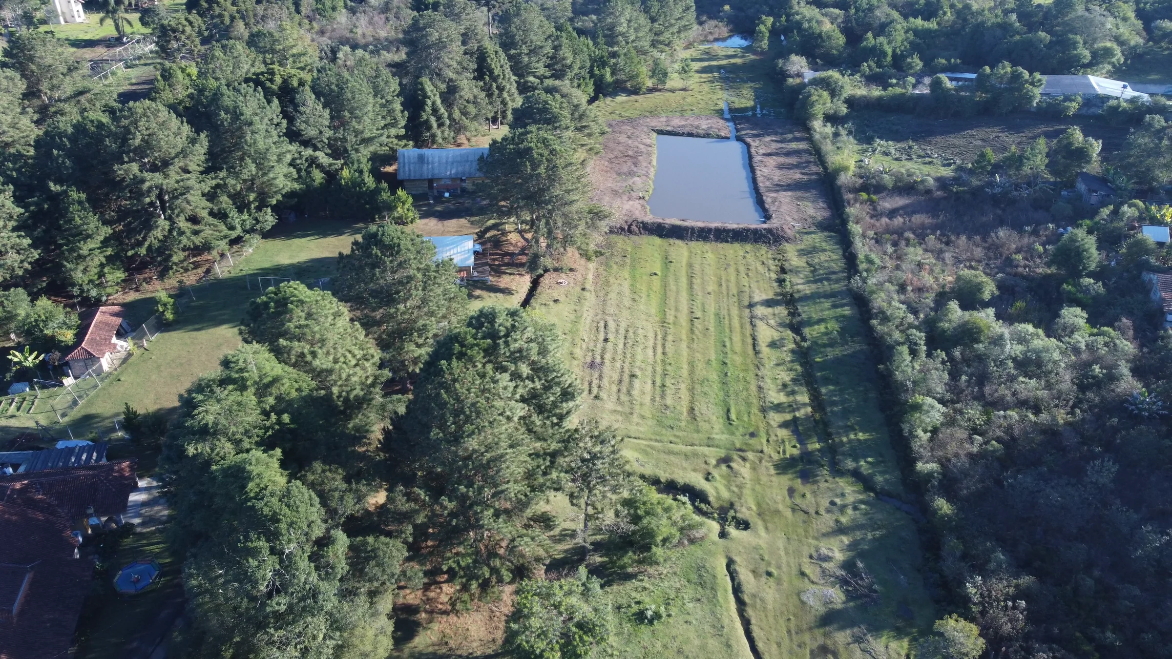 Propriedade rural e seus chalés vistos em perspectiva aérea